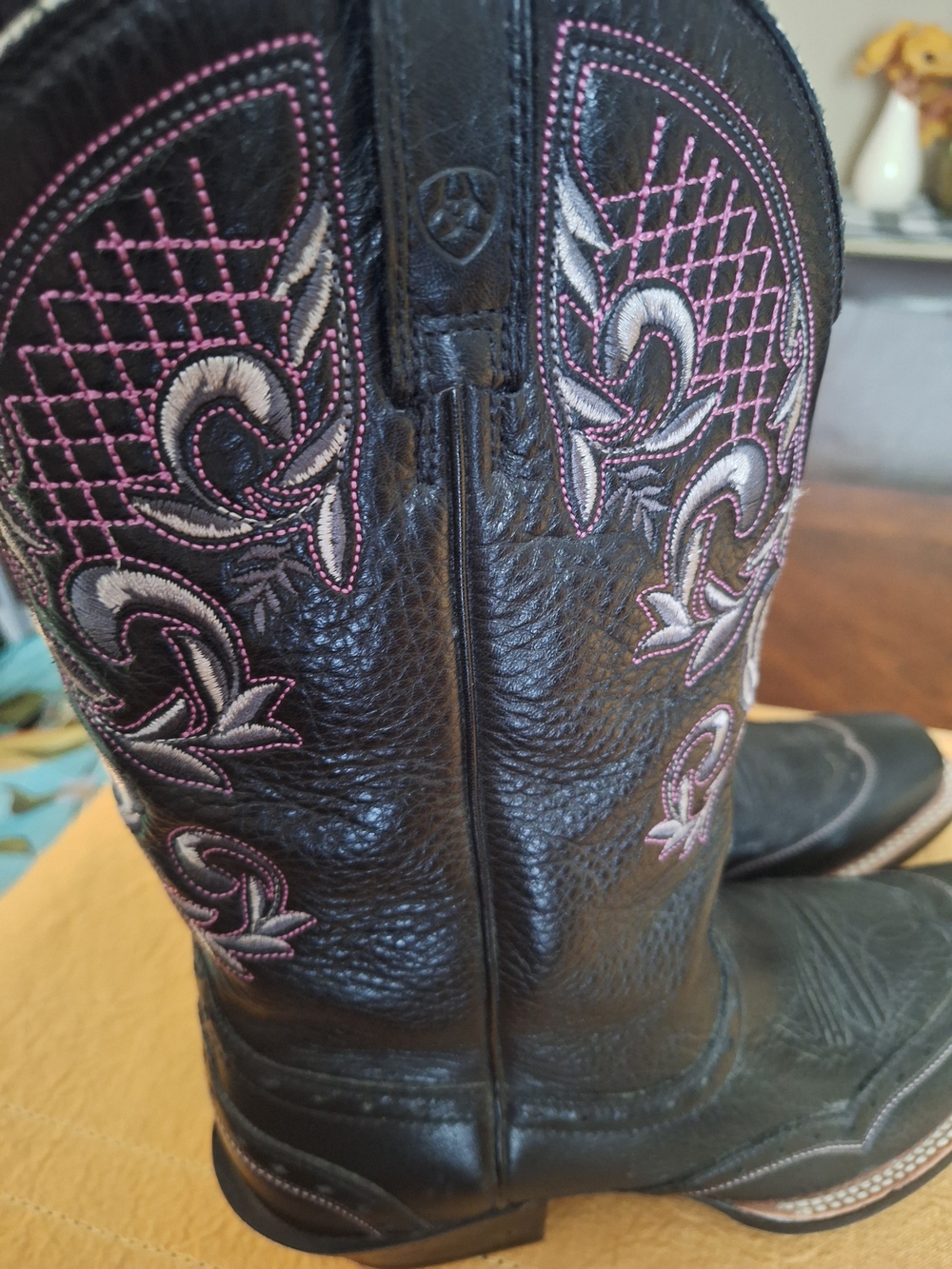🪻 Ariat Women’s Black Leather Cowboy Boots Purple Embroidered Rose 8.5 - Picture 9 of 14